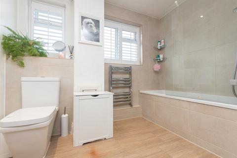 2 bedroom flat for sale, Newnham House, Loughton IG10