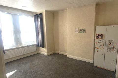 2 bedroom flat to rent, Seymour Gardens, London, IG1