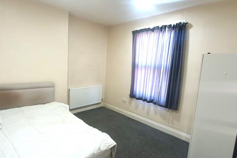 2 bedroom flat to rent, Seymour Gardens, London, IG1