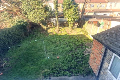 2 bedroom flat to rent, Seymour Gardens, London, IG1