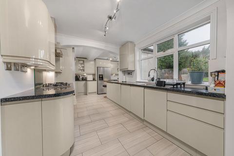 4 bedroom detached house for sale, Northampton Road, Kettering NN15