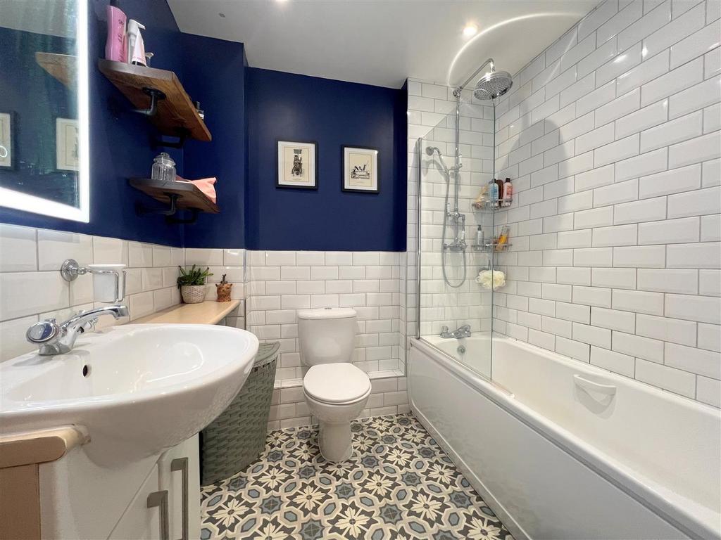 Bathroom-001.jpg