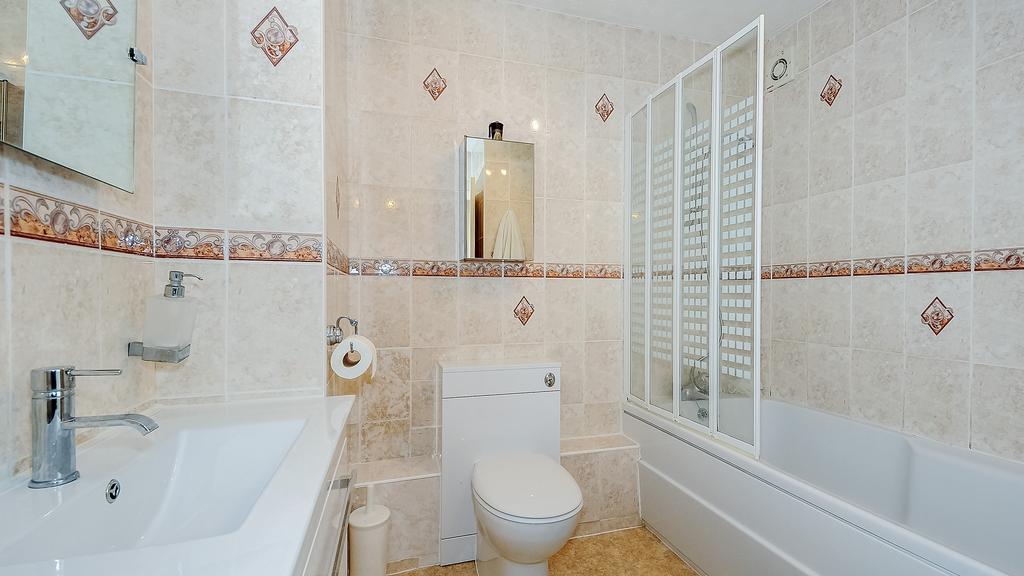 12 Talbot Court bath