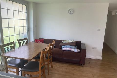 2 bedroom flat to rent, Bracken Drive, IG7