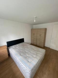 2 bedroom flat to rent, Bracken Drive, IG7