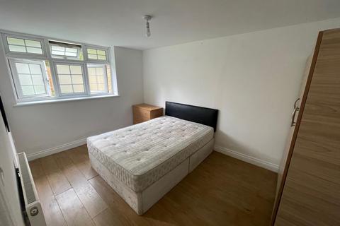 2 bedroom flat to rent, Bracken Drive, IG7