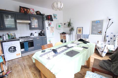 4 bedroom flat to rent, Holloway, LONDON N7