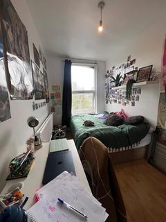 4 bedroom flat to rent, Holloway, LONDON N7