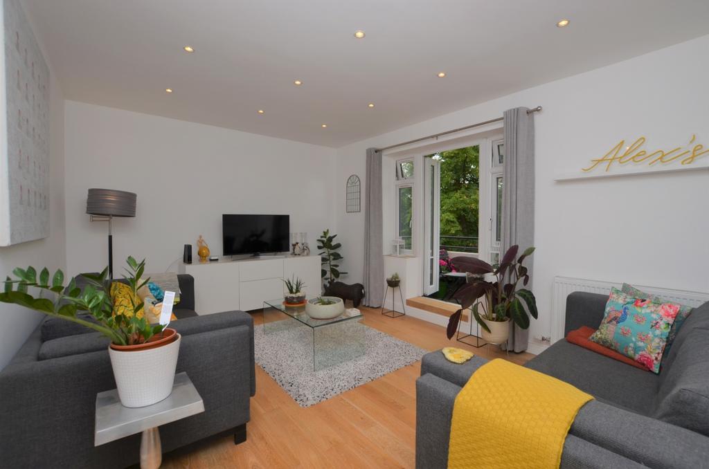Perry Vale London SE23 3 bed flat - £2,000 pcm (£462 pw)