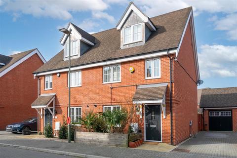 7 Voice Road, Horley, RH6 8PY