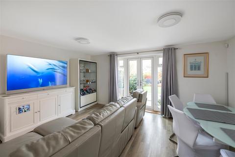 7 Voice Road, Horley, RH6 8PY