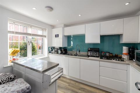 7 Voice Road, Horley, RH6 8PY