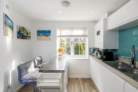 7 Voice Road, Horley, RH6 8PY