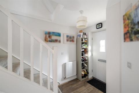 7 Voice Road, Horley, RH6 8PY