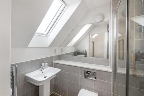 7 Voice Road, Horley, RH6 8PY