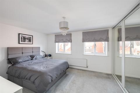 7 Voice Road, Horley, RH6 8PY