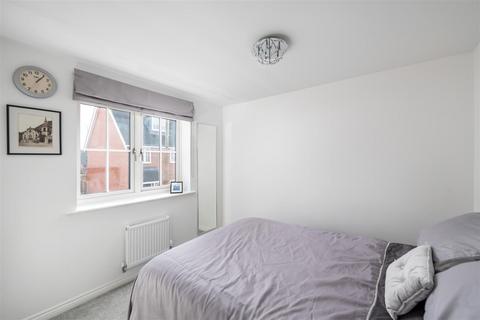 7 Voice Road, Horley, RH6 8PY