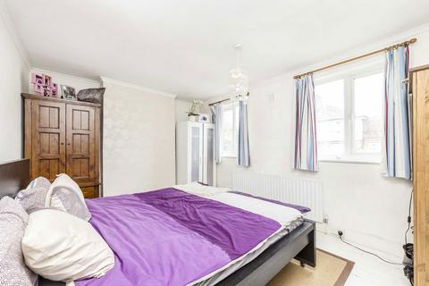 2 bedroom house to rent, Fountain Road, London SW17