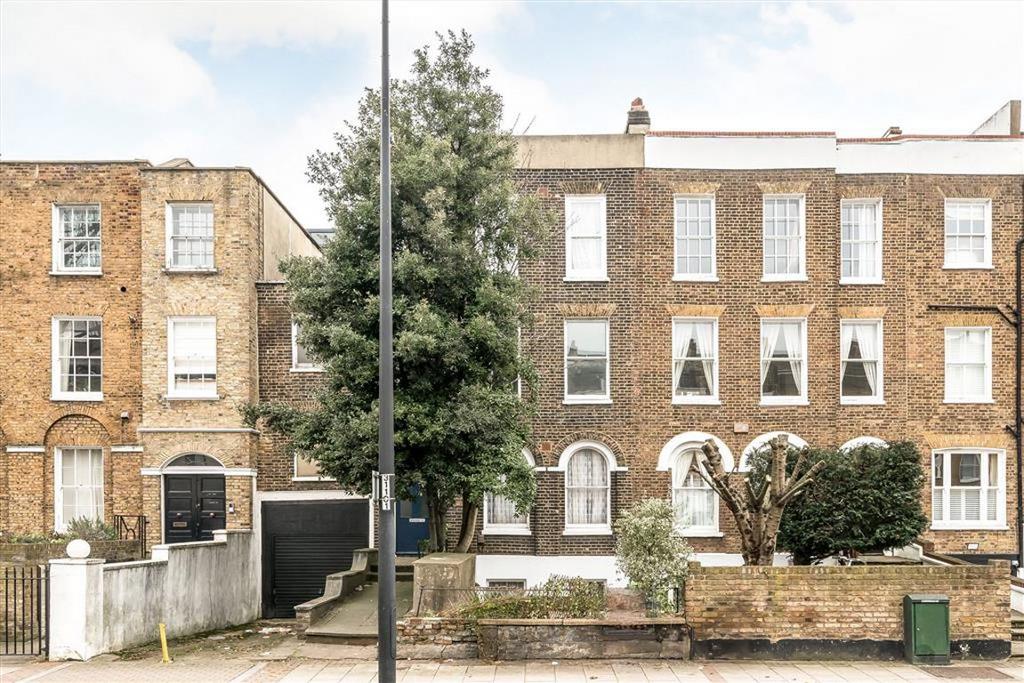 Clapham Road, London SW9 2 bed flat - £425,000