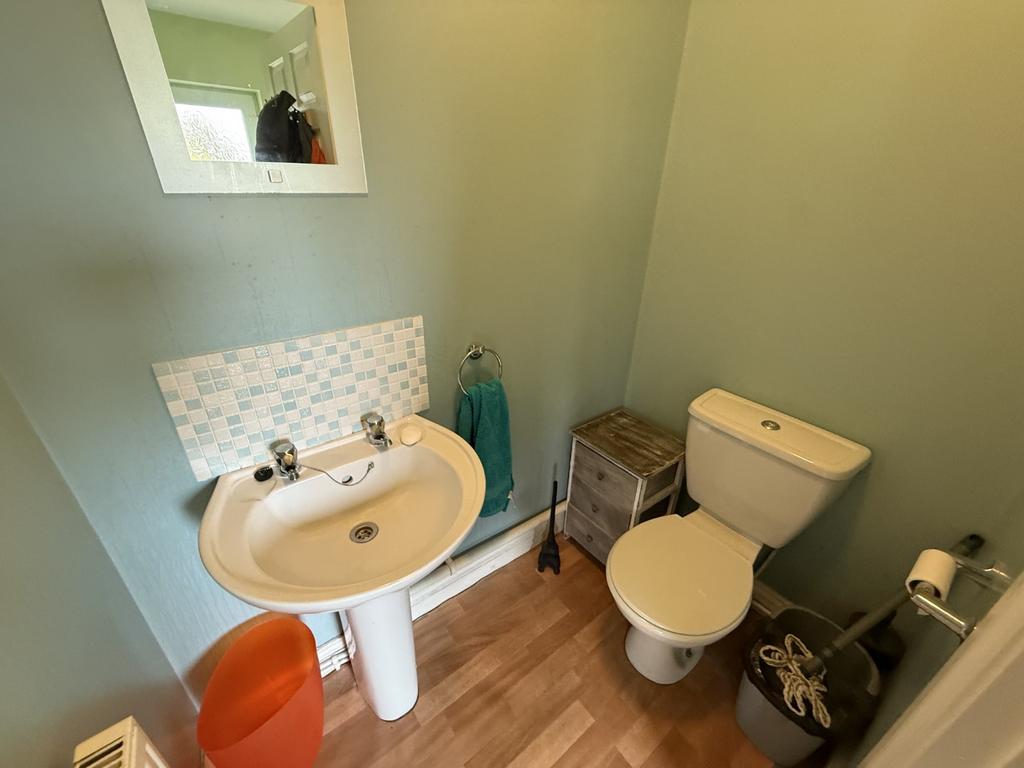 Cloakroom off