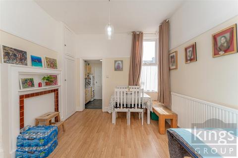 2 bedroom flat for sale, Clarendon Gardens, Ilford