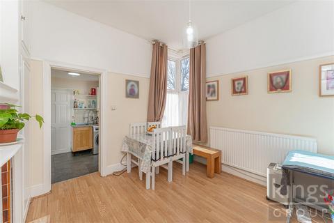 2 bedroom flat for sale, Clarendon Gardens, Ilford