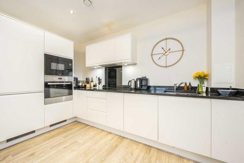 2 bedroom flat for sale, Lakeside Drive, London NW10