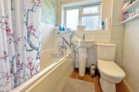 8a Jubilee Drive, Ruislip, HA4 0PB
