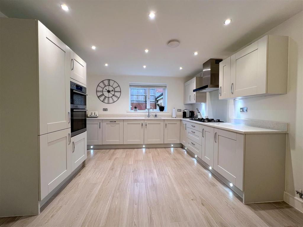 Kitchen 1.jpg