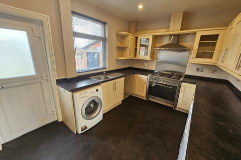 3 bedroom semi-detached house to rent, Oakes Street, Kearsley, Bolton