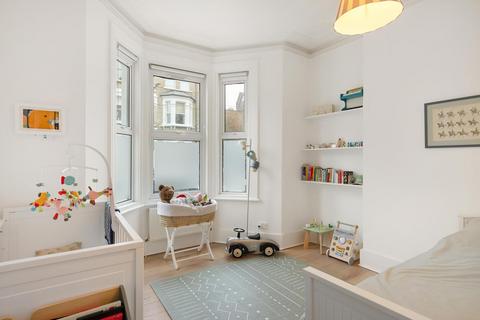 3 bedroom flat for sale, Radipole Road, Fulham, London, SW6