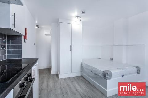 Studio to rent, Sunnyside Terrace, London
