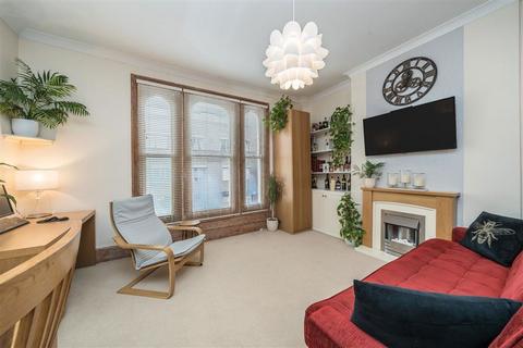 2 bedroom flat to rent, The Causeway, Teddington TW11