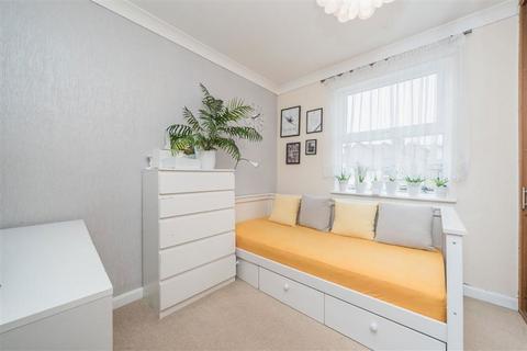 2 bedroom flat to rent, The Causeway, Teddington TW11