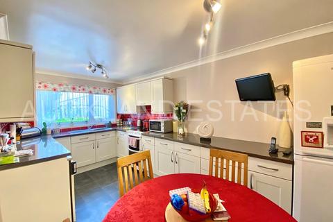 3 bedroom terraced house for sale, Kimptons Mead, Potters Bar EN6