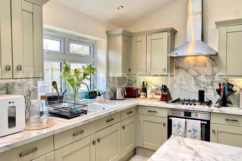 4 bedroom semi-detached house for sale, Cambridge Drive, Potters Bar EN6