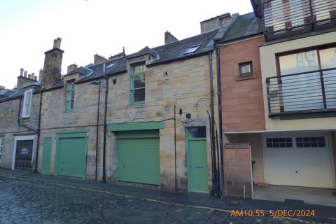 3 bedroom mews to rent, 13 Dewar Place Lane