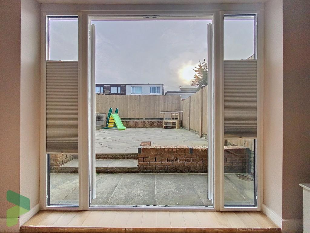 From lounge to garden