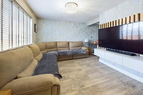 77 Sandyleaze, Gloucester, GL2 0PU