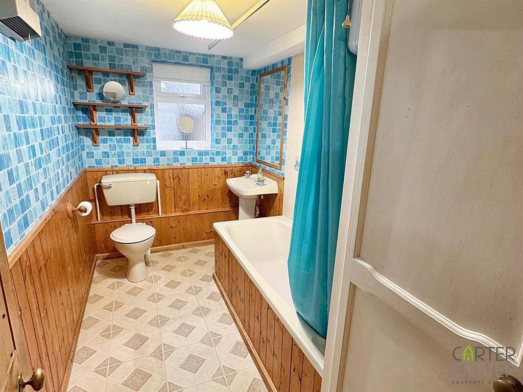 Bathroom (downstairs)