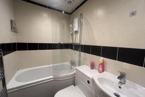 4 bedroom apartment to rent, Borough Road, TS1