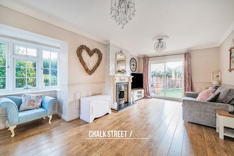 18 Tylers Crescent, Hornchurch, RM12 6SY