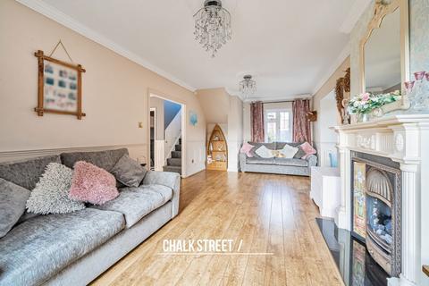 18 Tylers Crescent, Hornchurch, RM12 6SY