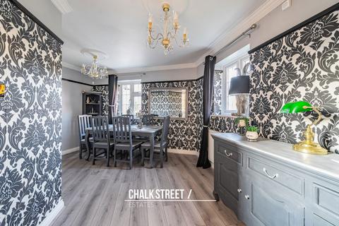18 Tylers Crescent, Hornchurch, RM12 6SY