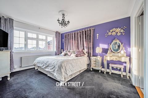 18 Tylers Crescent, Hornchurch, RM12 6SY