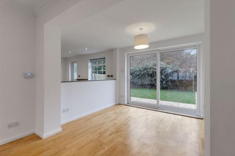 9 Cooper Road, Windlesham, GU20 6EA