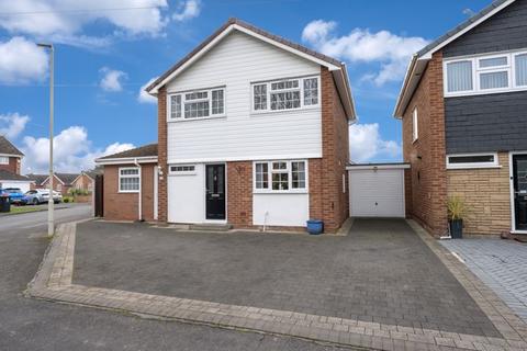 3 bedroom detached house for sale, Heathland Close, Kingswinford, DY6 7ER -