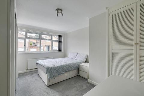 16 Lichfield Way, South Croydon, CR2 8SD