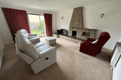 4 bedroom detached house to rent, St. Marys Avenue, Mirfield, West Yorkshire, WF14