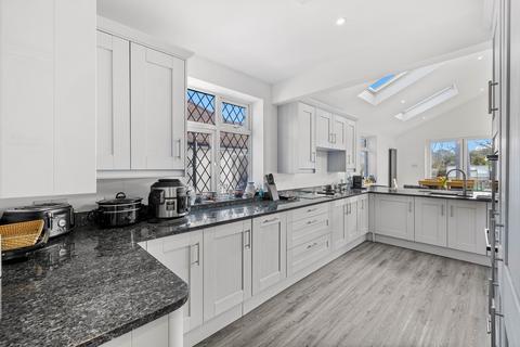 32 Orchard Close, Fetcham, Leatherhead, KT22 9HZ